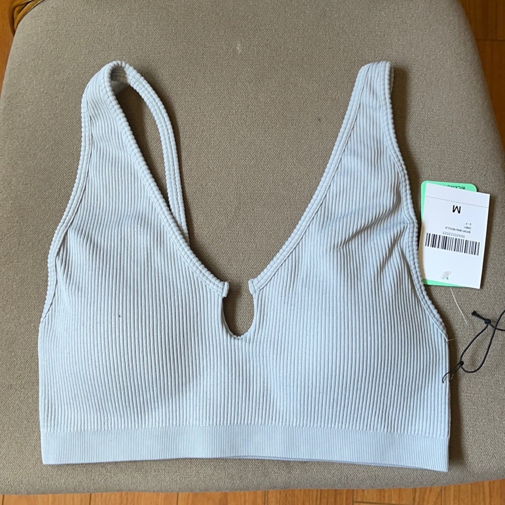 Seamless low-impact sports bra